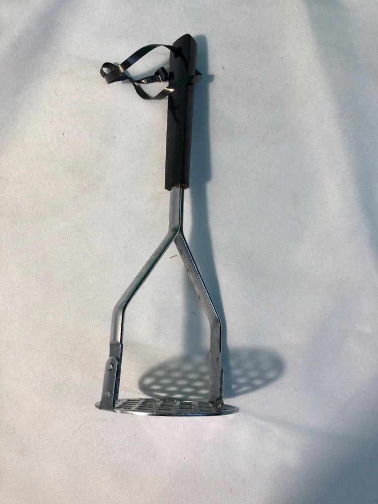 POTATO MASHER METAL W/ BLACK HANDLE.