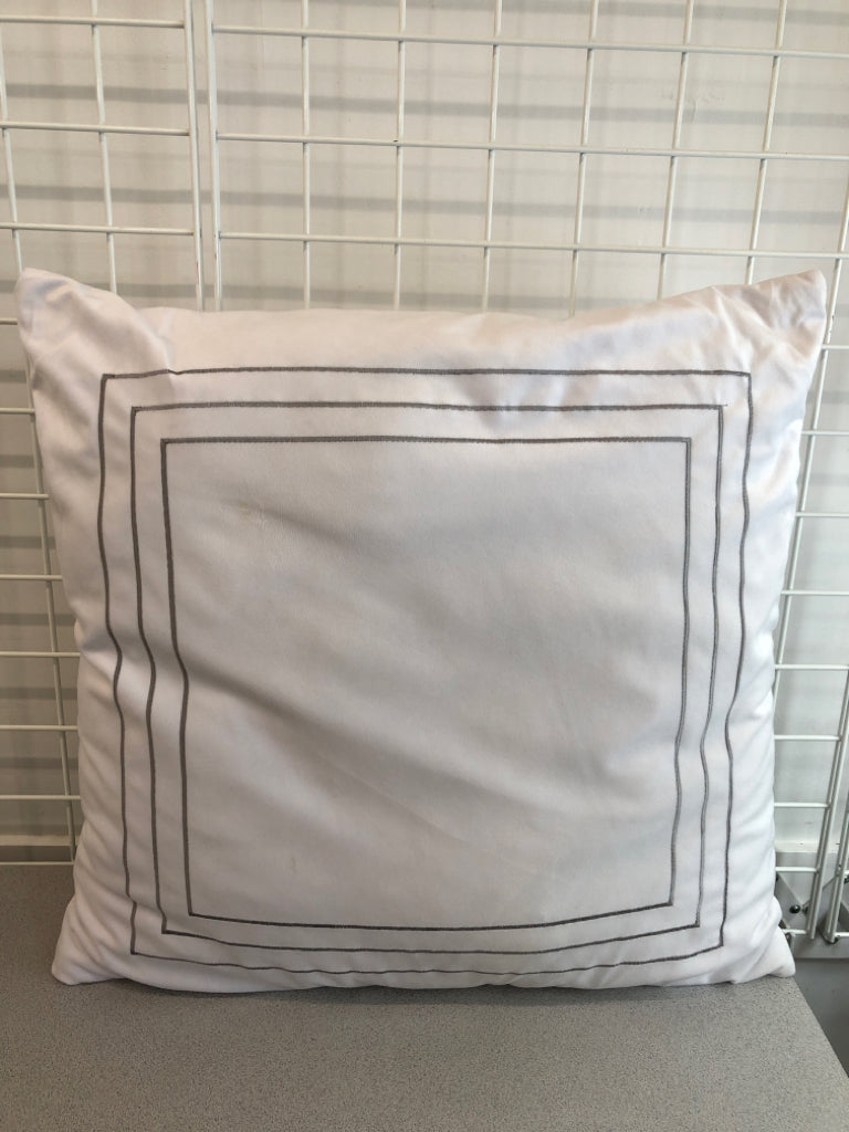 WHITE ACCENT PILLOW W/GREY SQUARE DETAIL.