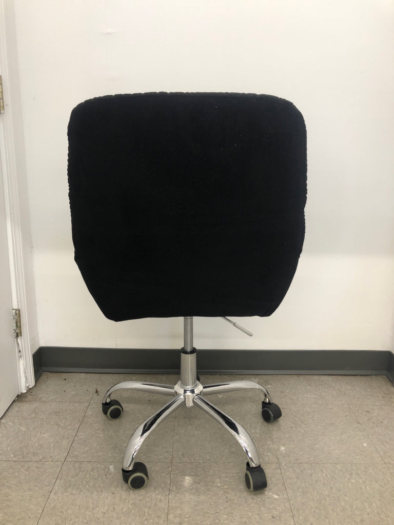 BLACK BUTTON TUFTED OFFICE CHAIR.