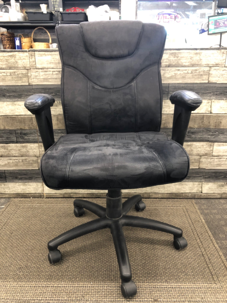 BLACK OFFICE CHAIR.