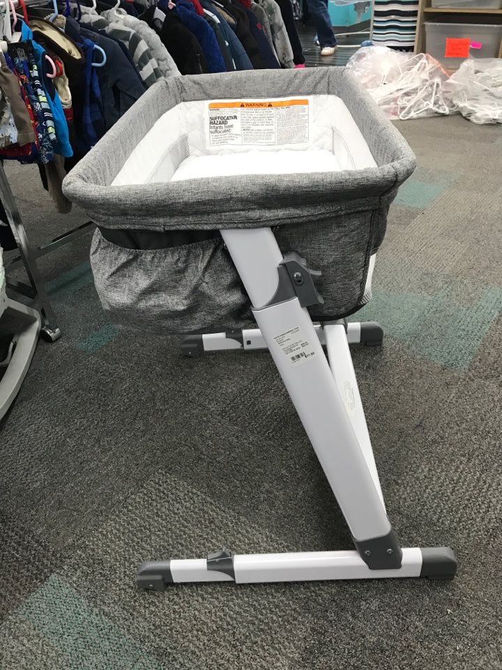 Simmons Kids Delux By The Bed Bassinet