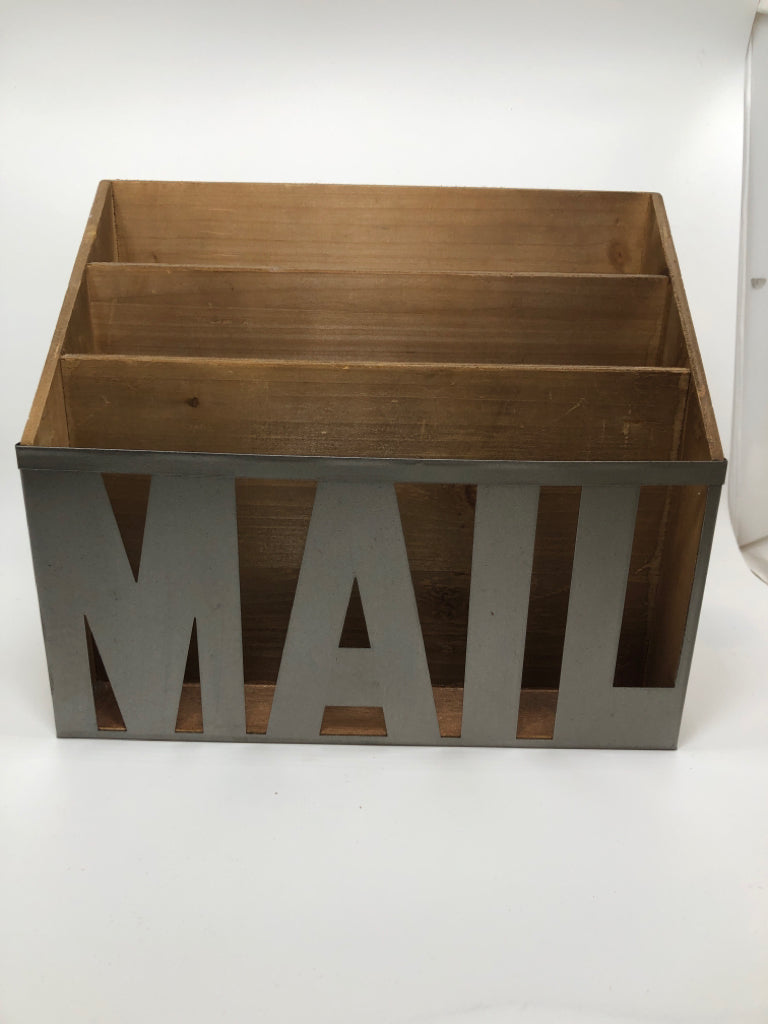 WOOD MAIL ORGANIZER W/METAL MAIL.