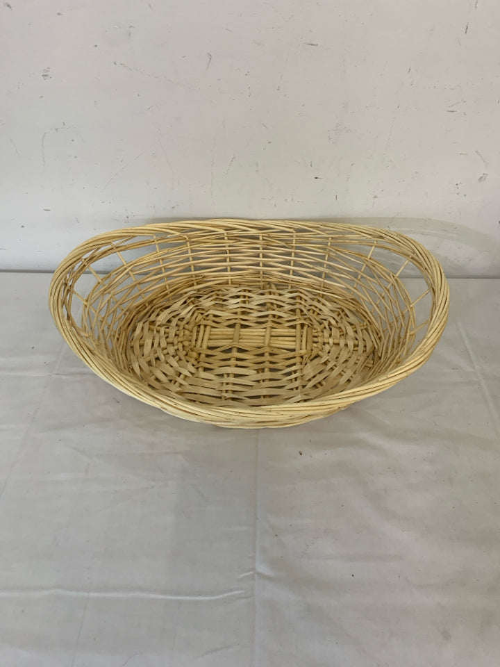 OVAL BLONDE WOVEN BASKET.