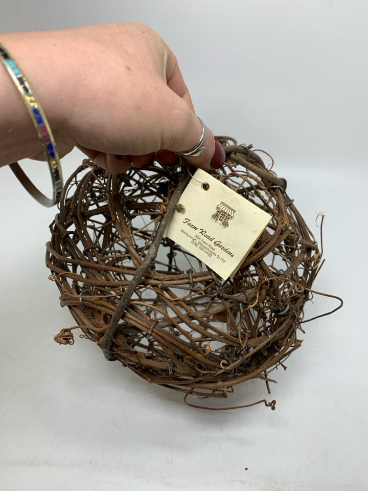 STICK SPHERE W/ TAGS DECOR.