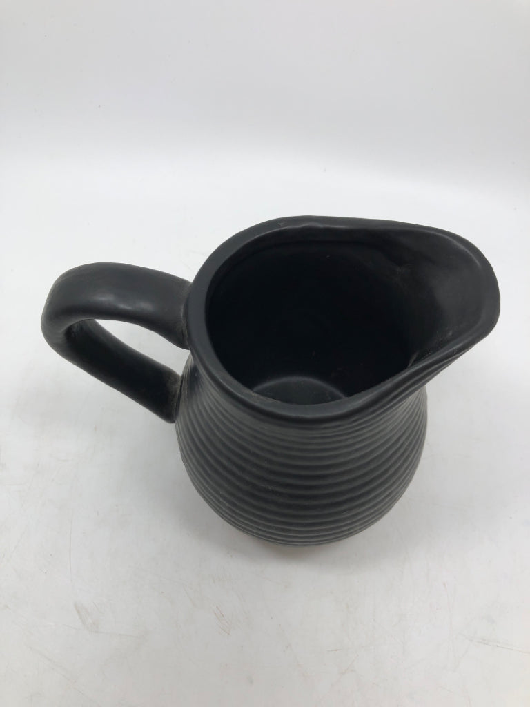 SM BLACK STAR PITCHER VASE.