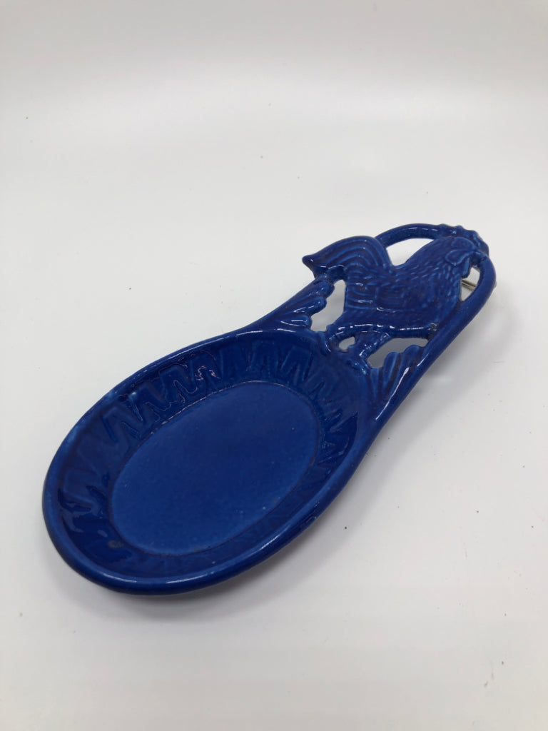 BLUE CERAMIC SPOON REST W/ROOSTER DESIGN.