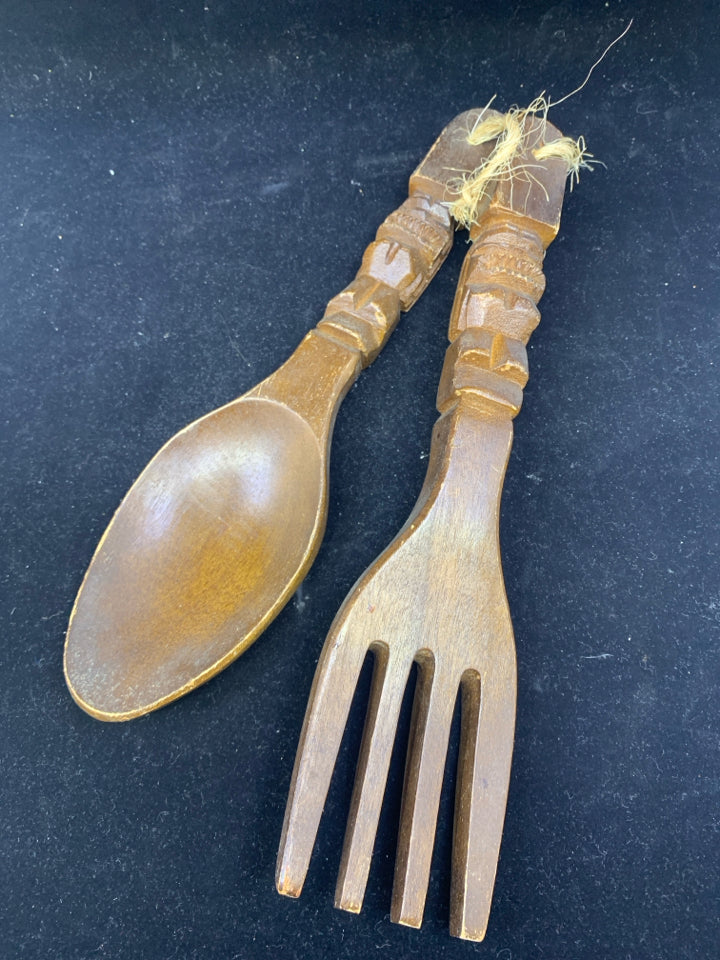 VTG DARK WOOD CARVED SERVING UTENSILS WALL HANGING .