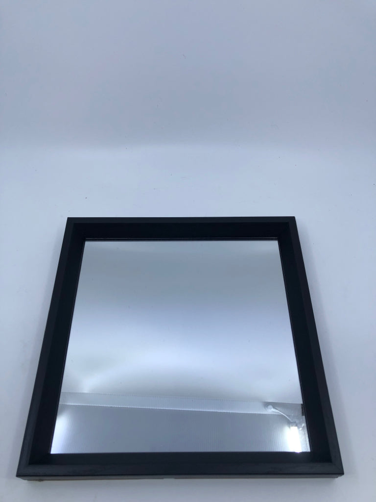 BLACK SQUARE MIRROR.