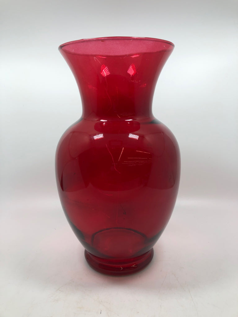 RED GLASS FLARE VASE.