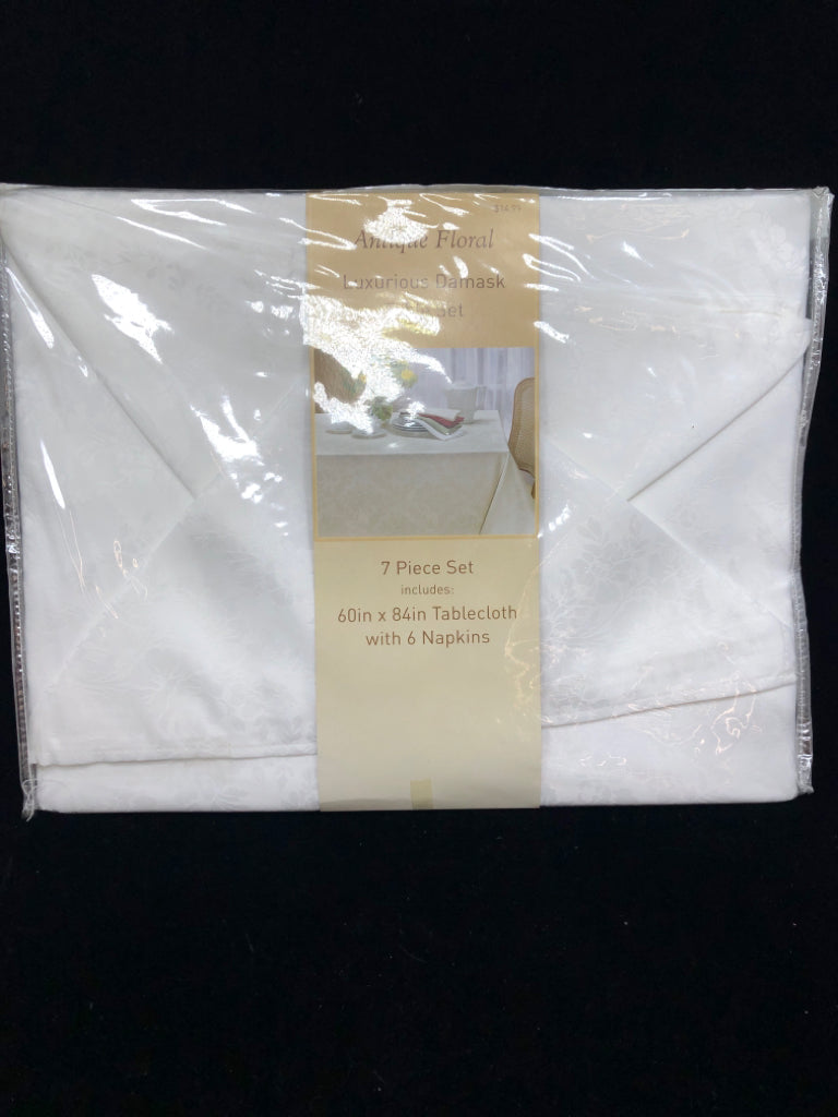 NIP 7PC TABLE SET: TABLECLOTH + NAPKINS  - DAMASK.