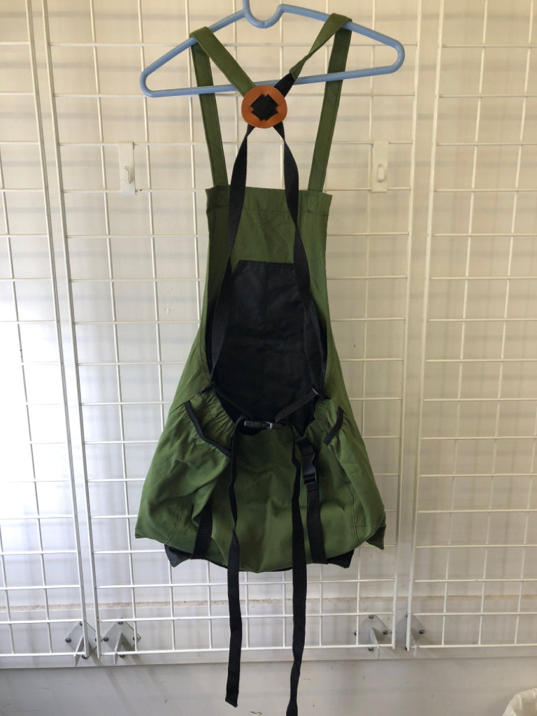 GREEN FABRIC FIREWOOD CARRIER BAG.