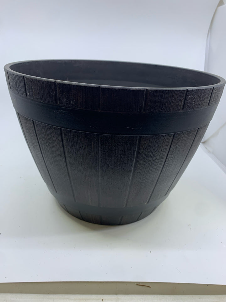 BLACK BARREL PATTERN PLASTIC PLANTER.