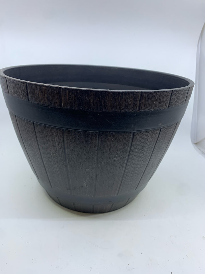 BLACK BARREL PATTERN PLASTIC PLANTER.