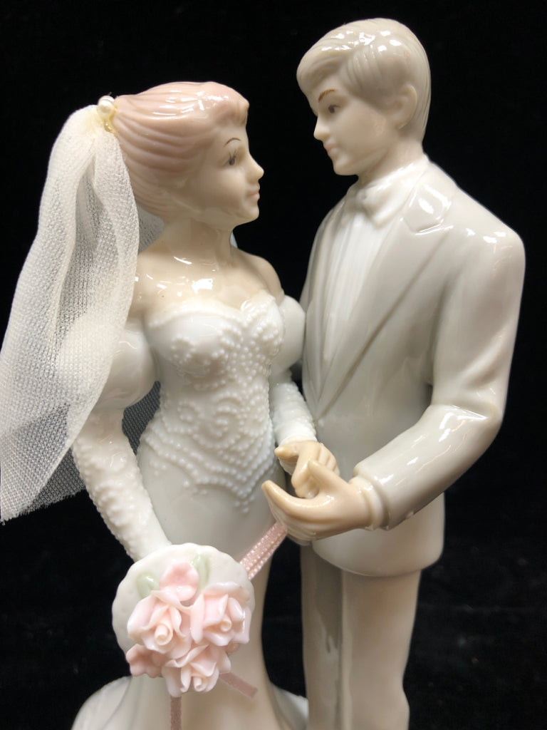BRIDE AND GROOM PORCELAIN FIGURINE.