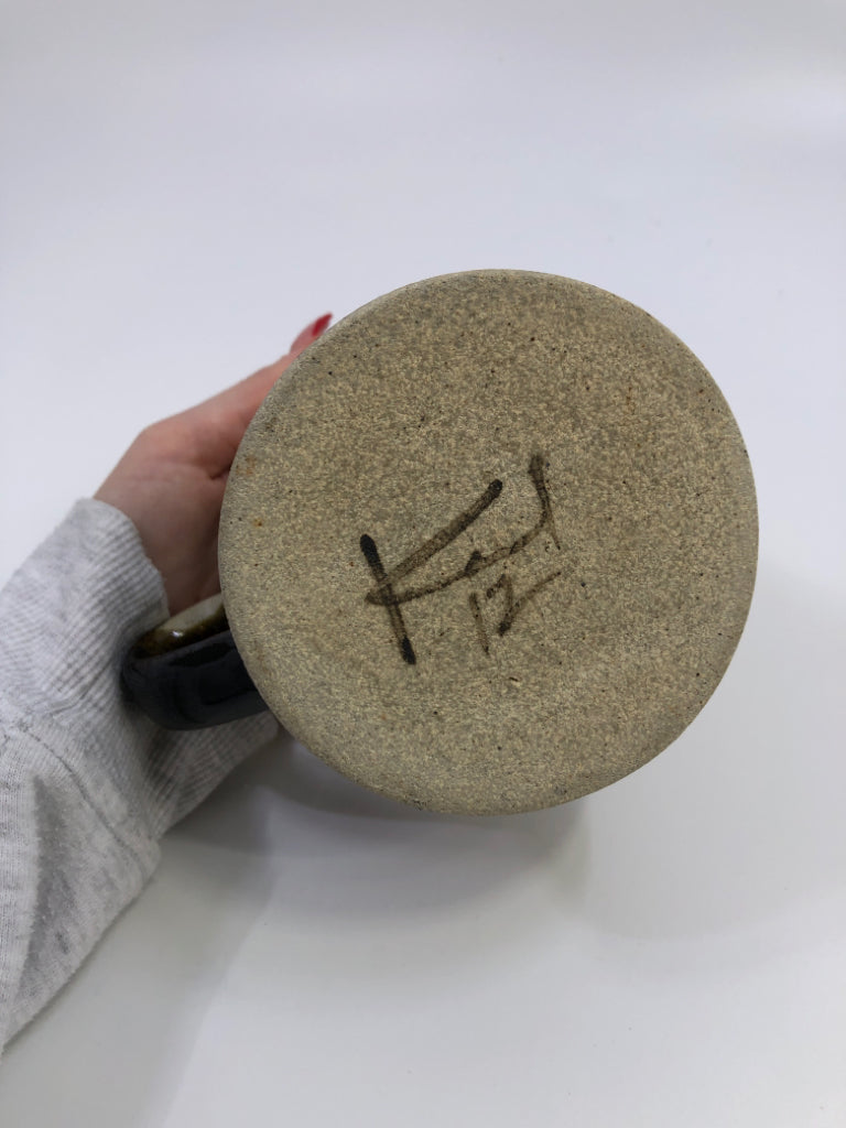 CREAM POTTERY MUG W/ BROWN&BLACK DESIGN.