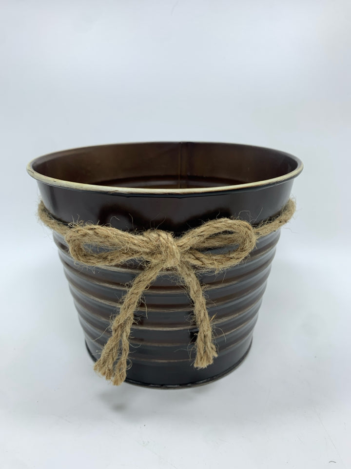 TEXTURED METAL BIN W/TWINE BOW.