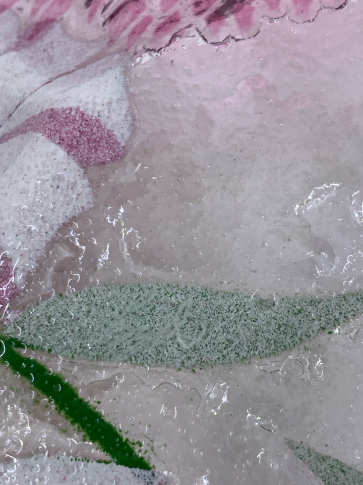 FUSED GLASS PINK FLORAL GLASS BOWL W/ RUFFLED EDGE.