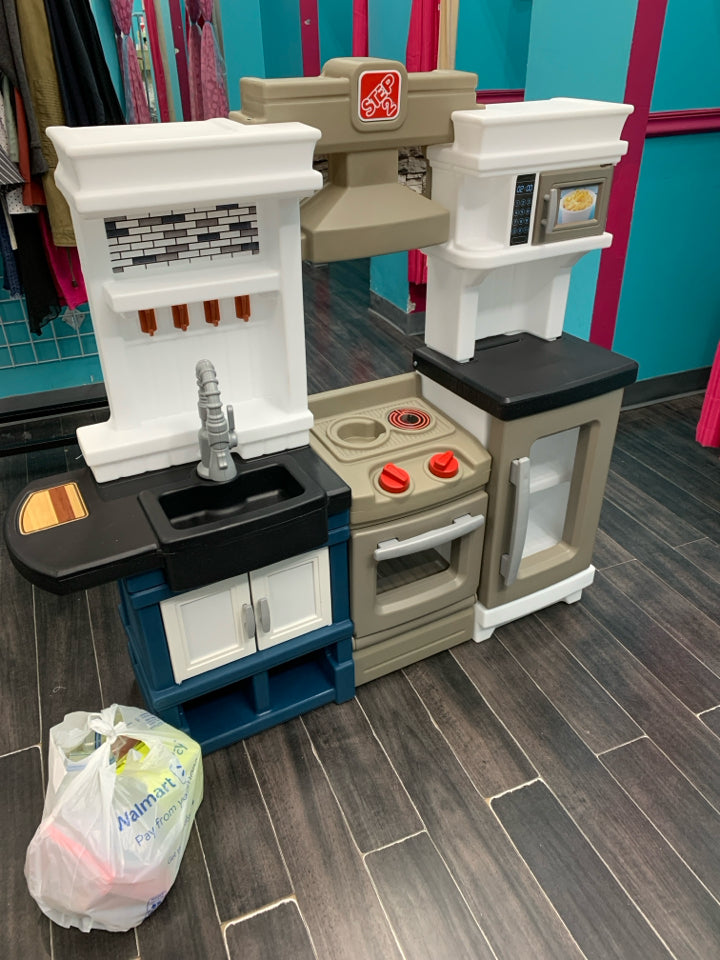 STEP 2 MODERN METRO KITCHEN W/ ACCESSORIES