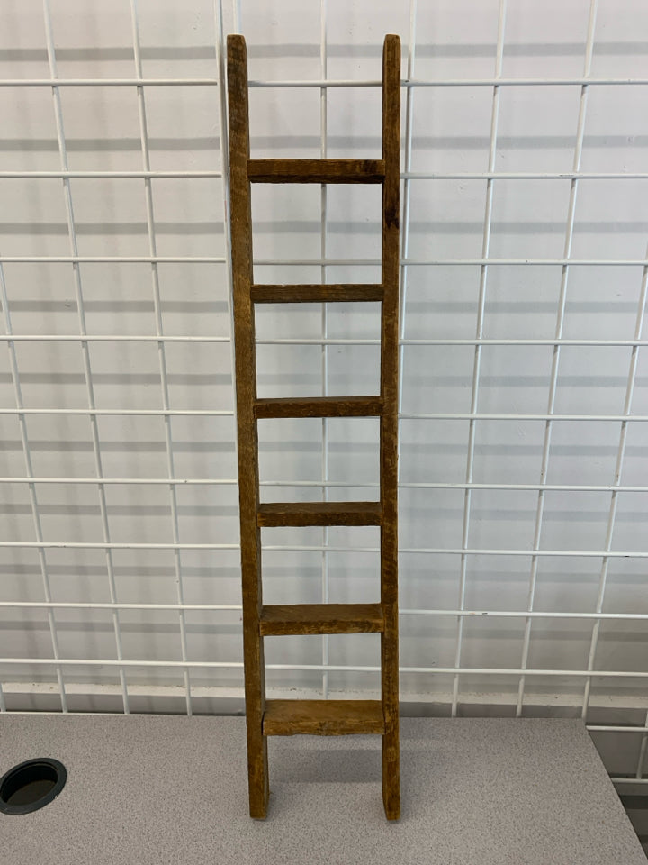 SM VTG WOODEN LADDER DECOR.