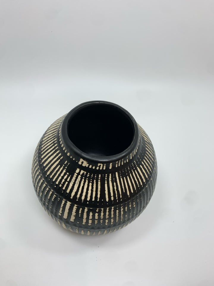 BLACK W/WHITE LINES BUD VASE.