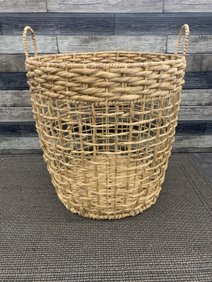 LG WOVEN WICKER BASKET.