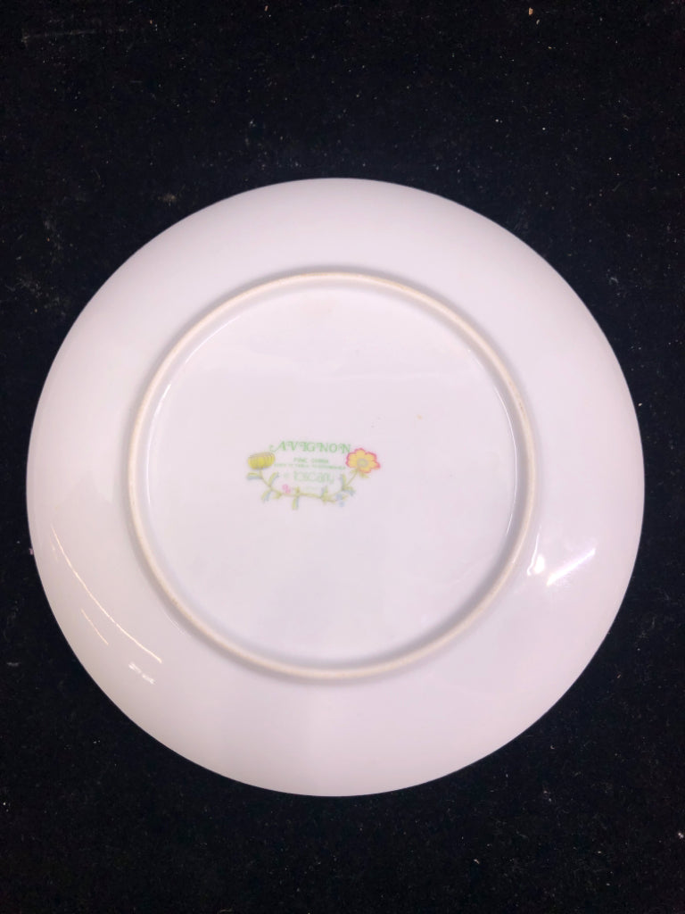 4 PINK AND PURPLE FLORAL LUNCH PLATES.