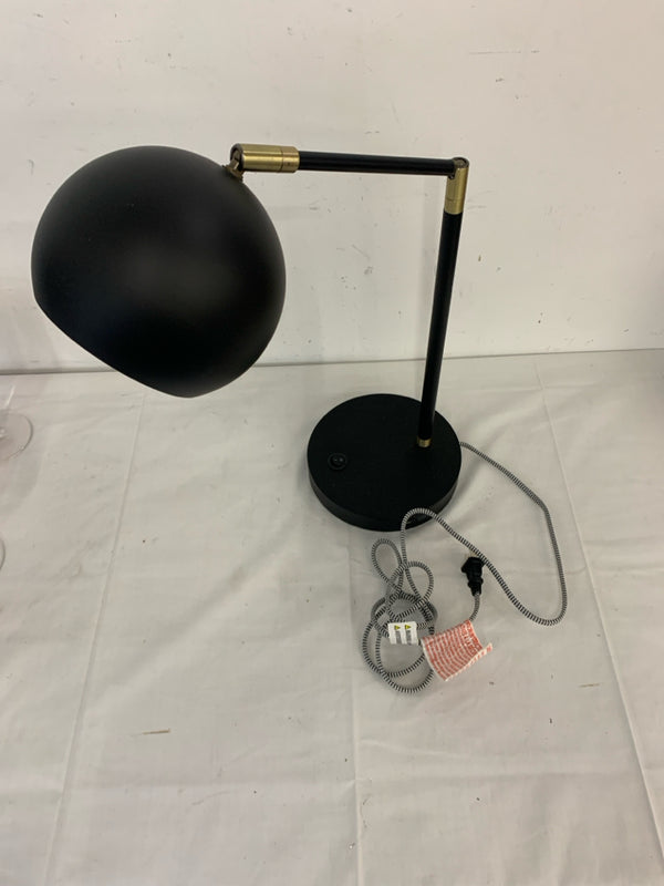 BLACK ADJUSTABLE DESK LAMP.