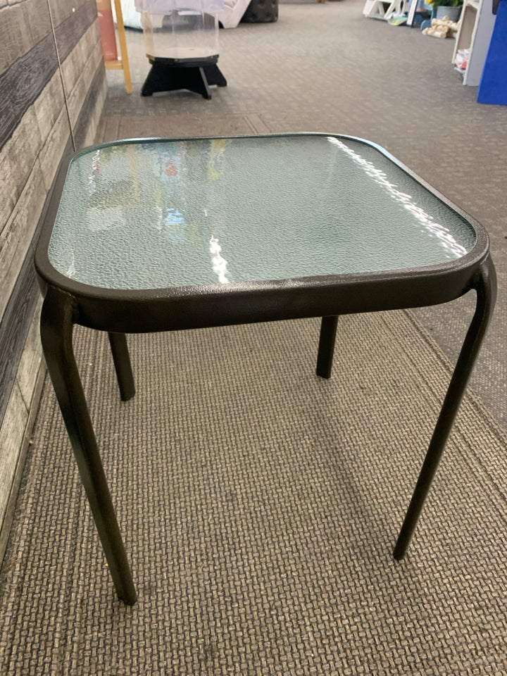 GLASS TOP BROWN METAL OUTDOOR SIDE TABLE.
