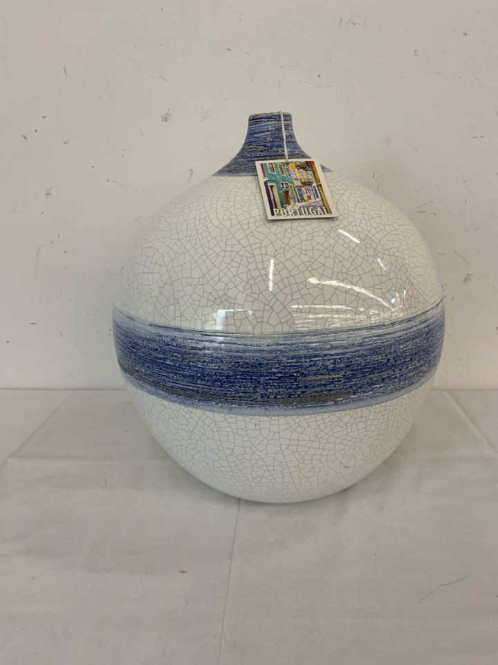 ROUND BLUE AND WHITE TEXTURED VASE W TAG.