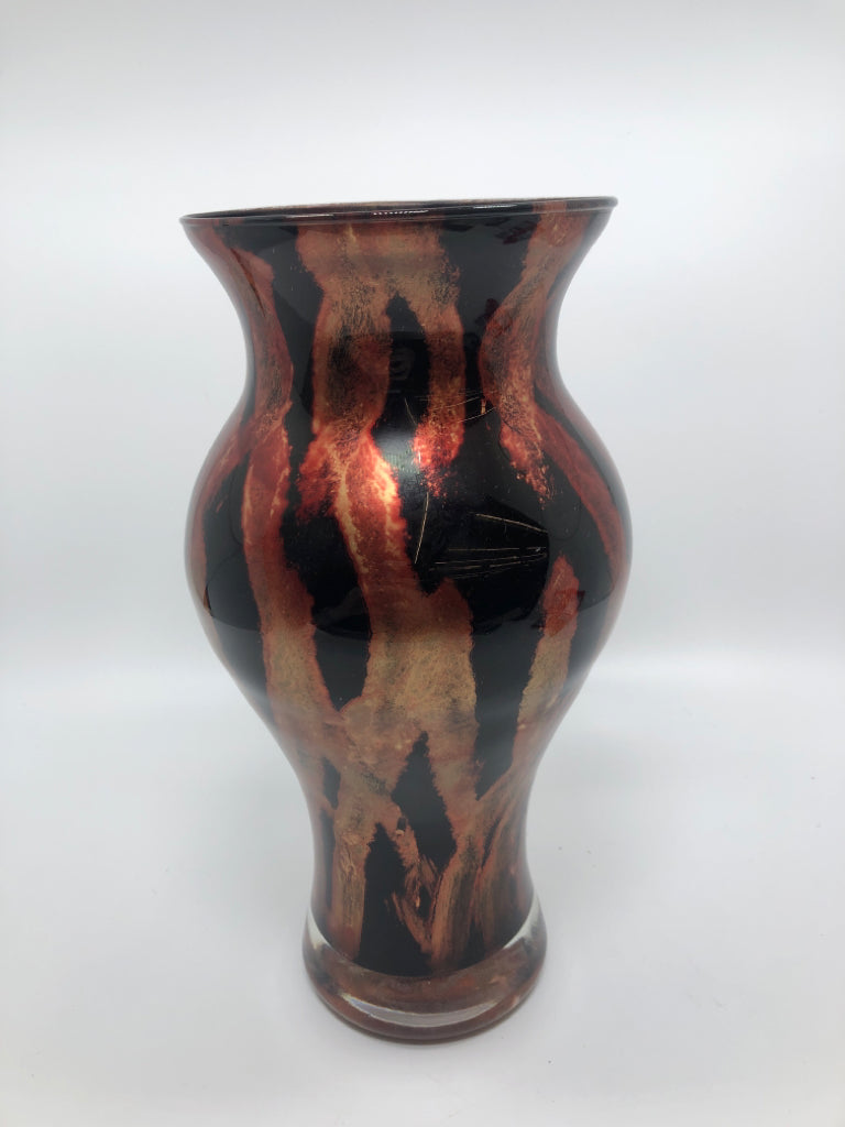 BLACK/RED VASE W/FLARED TOP.