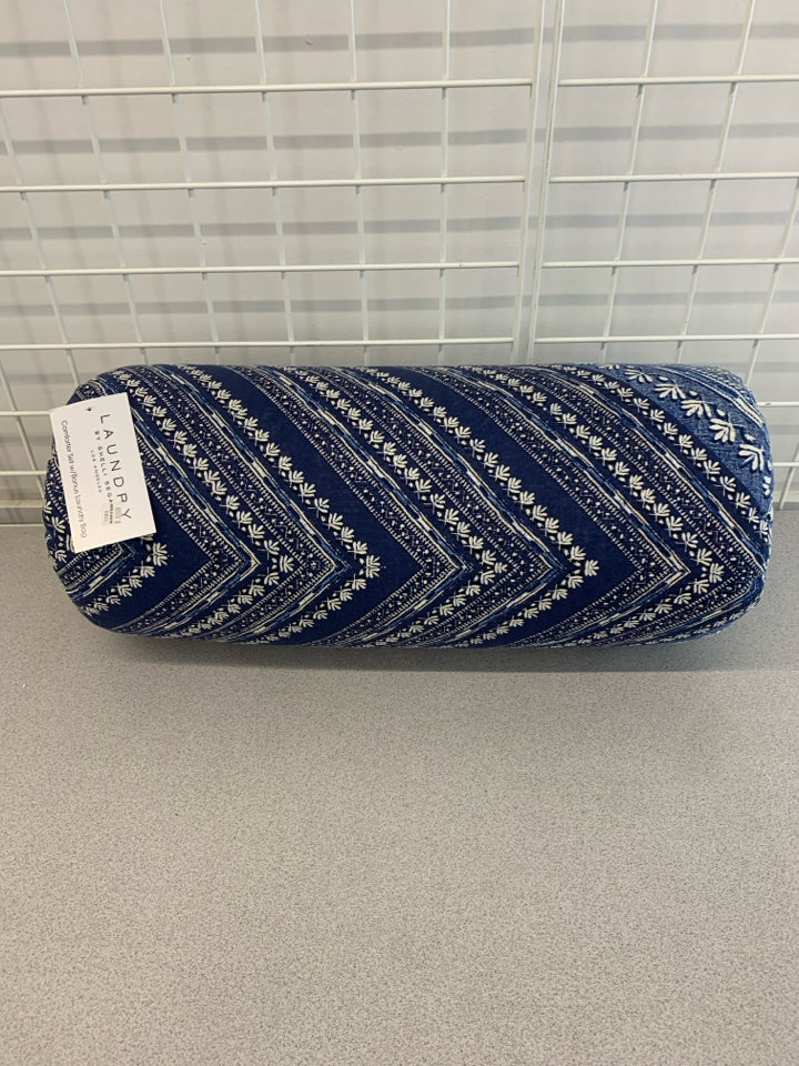 NWT BLUE PATTERNED TWIN/TWIN XL COMFORTER SET W/LAUNDRY BAG.