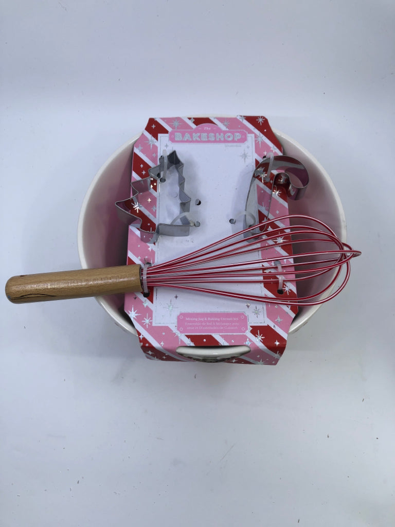 NIB BAKE SHOP MIXING BOWL SET.