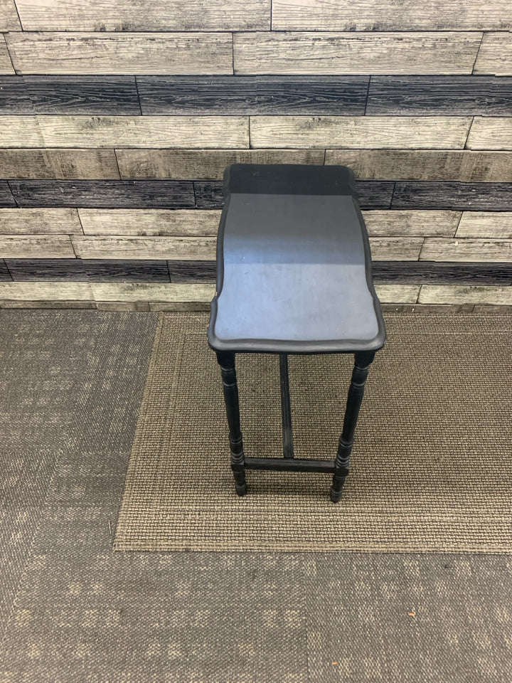 BLACK PAINTED SIDE TABLE W/SPINDLE LEGS.