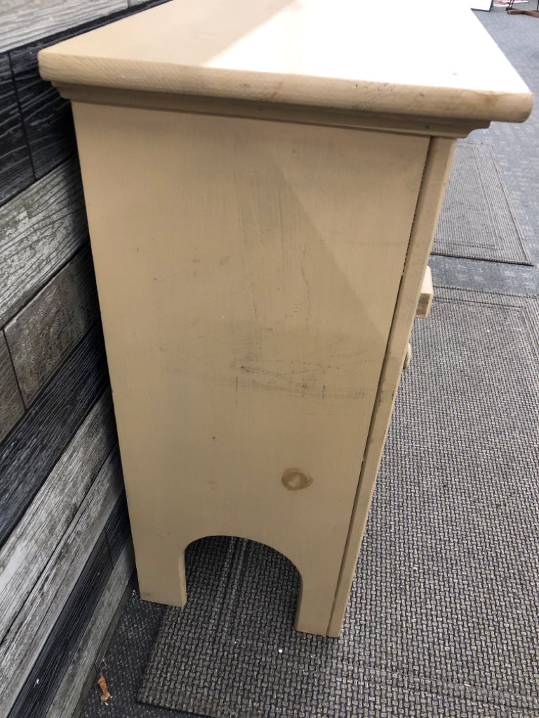 VTG CREAM CABINET W/WOOD LATCH & 2 GRAY SHELVES.
