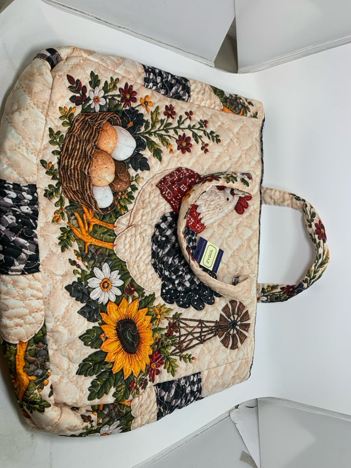 NWT QUILTED ZYQOL CHICKEN W/ BANDANA EFFS & SUNFLOWERS.