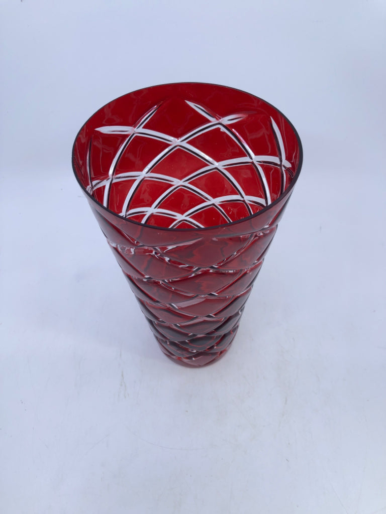 RED TEXTURED PRISM SHAPED GLASS VASE.