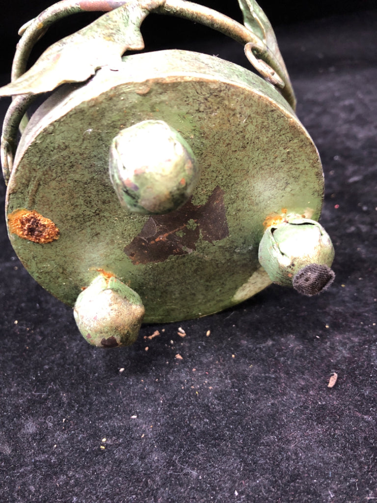 GREEN METAL BOTTLE HOLDER SWIRL LEAVES.