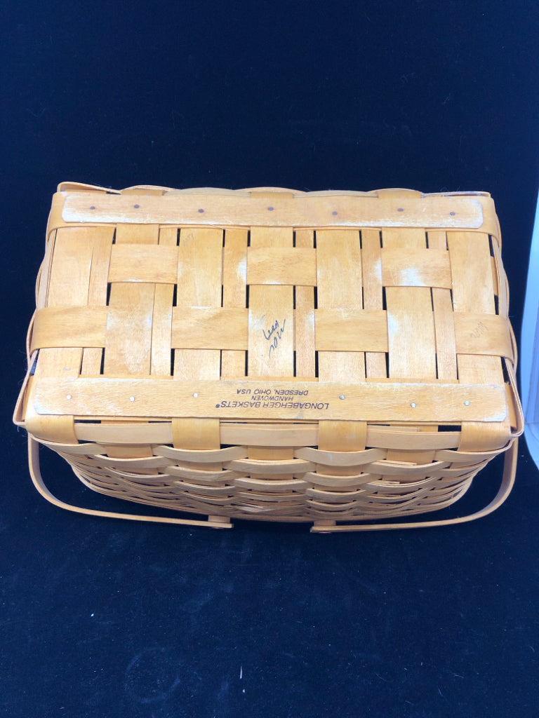 1999 BLONDE RECTANGULAR BASKET W/HANDLES.