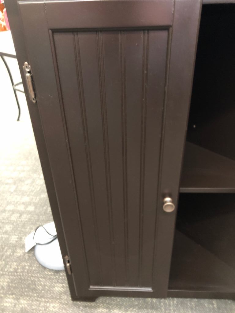 3 SHELVES AND DOORS CORNER UNIT.