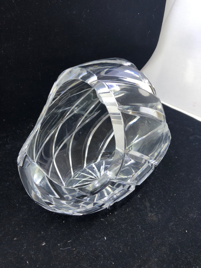 CLEAR GLASS CUT BASKET.