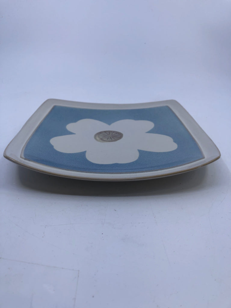 BLUE AND WHITE FLORAL RAISED EDGE SERVING PLATE.