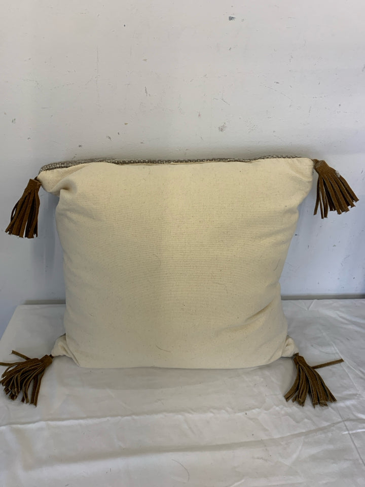 GREY PILLOW W WHITE STRIPE AND TASSELS.