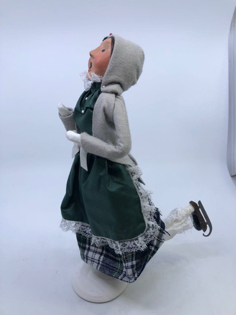 WOMAN CAROLER GREEN DRESS WHITE BOW LACE GRAY COAT "THE SKATERS" 1991 BYERS' CHO