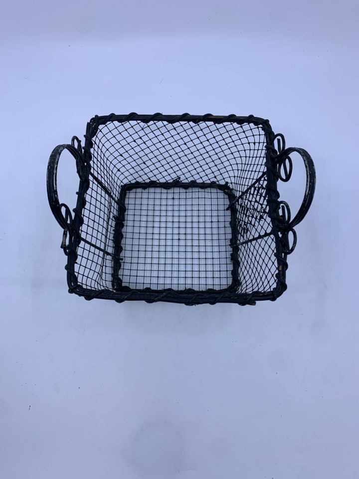 METAL WIRE BASKET W HANDLE.