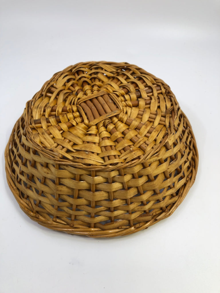 ROUND WOVEN BASKET.