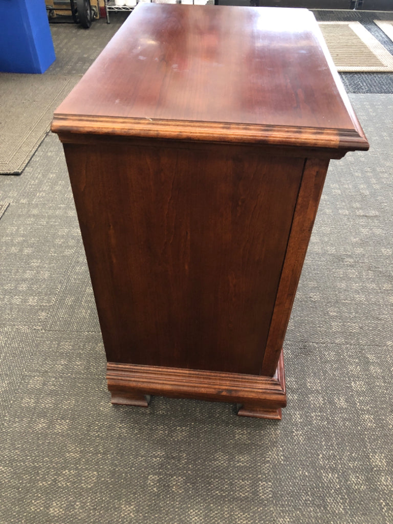 VTG 2-DRAWER WOODEN NIGHTSTAND W/GOLD HARDWARE.