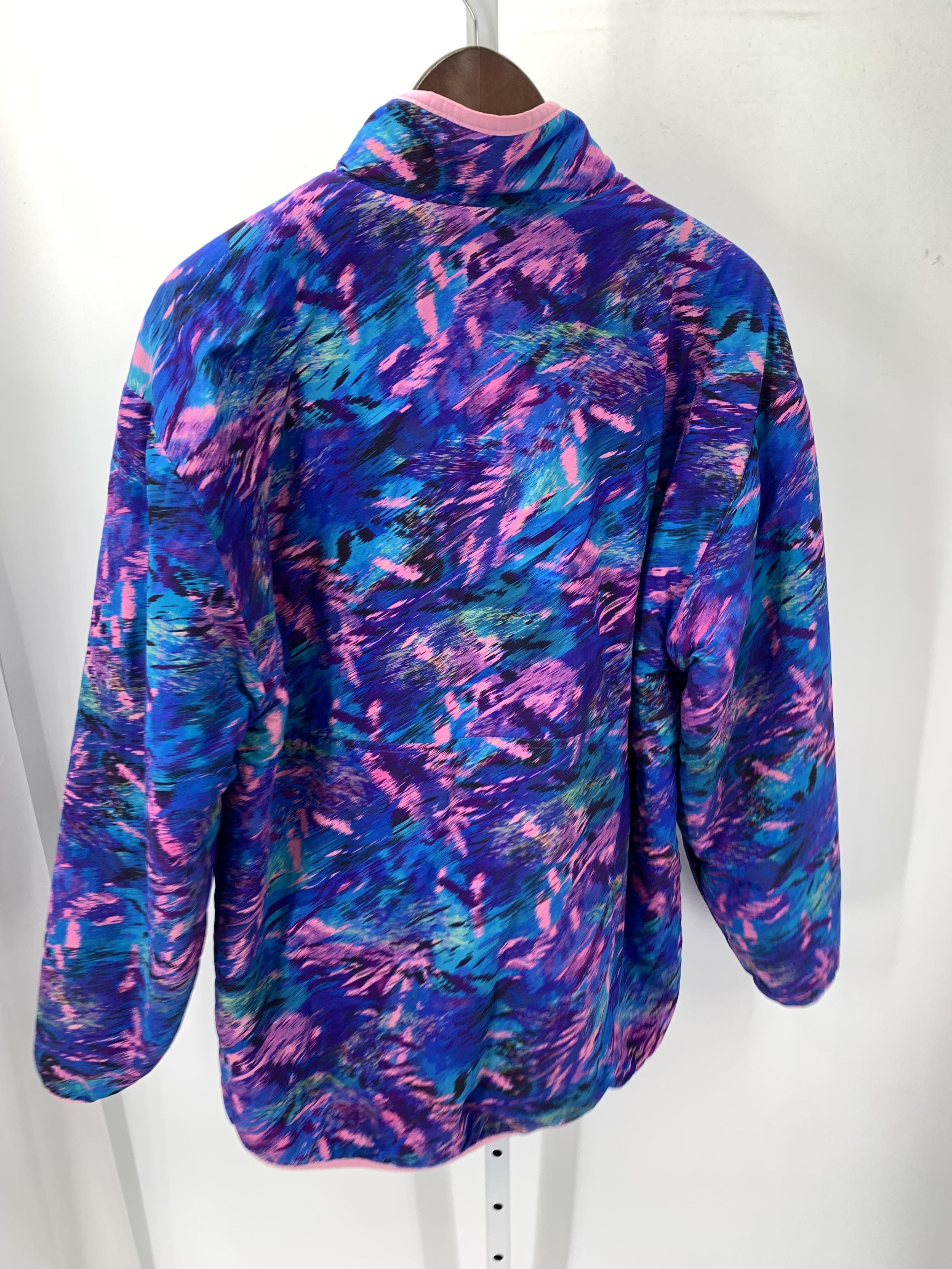 REVERSIBLE PRINT PULL OVER.
