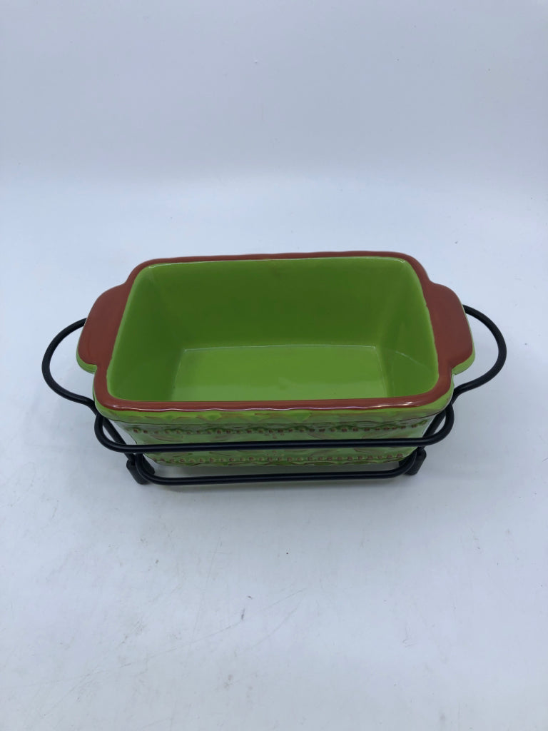 SMALL BAKING DISH IN BLACK STAND.