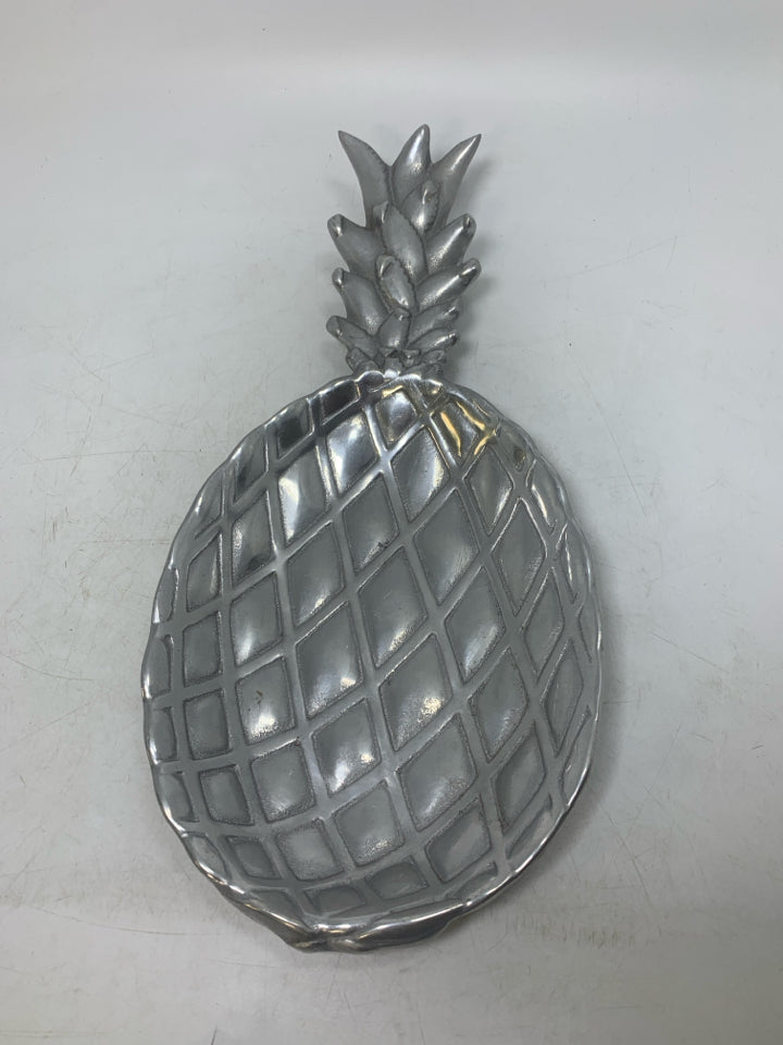 WILTON ARMETALE TEXTURED METAL PINEAPPLE TRAY.