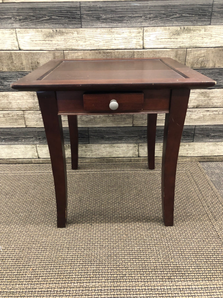 SMALL DARK WOOD END TABLE W DRAWER.